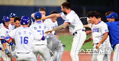 [SS포토] 조동찬 끝내기 삼성 \'여기는 워터파크\'