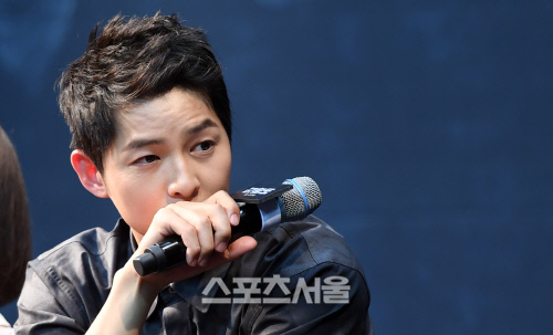 [SS포토]\'군함도\' 쇼케이스, 진지한 눈빛의 송중기