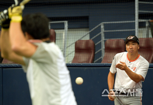 [SS포토] 한화 고동진 코치, 이글스 방망이 달구는 타격 훈련!