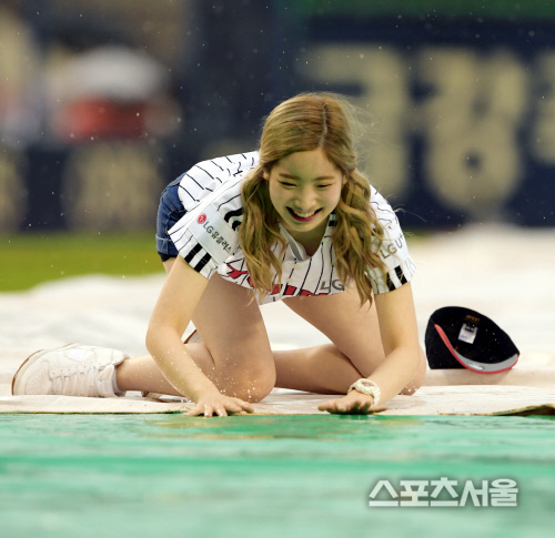 [SS포토] \'우천 세리모니\' 트와이스 다현, 여기가...어딘가요?