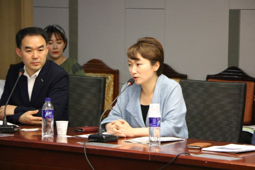 이언주 “급식 파업노동자 미친X들” 발언 논란…민주당 “당장 사죄해야”