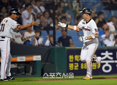 [SS포토]동점 홈런 하주석, 최태원 코치와 가위바위보 세리머니를!
