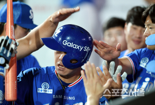 [SS포토] 삼성 조동찬의 시즌 9호 홈런포, 모자 삐뚤어지게 맞아보자~!