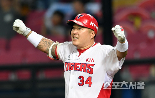 [SS포토]KIA 최형우, 끝내기 홈런 넘어간다!