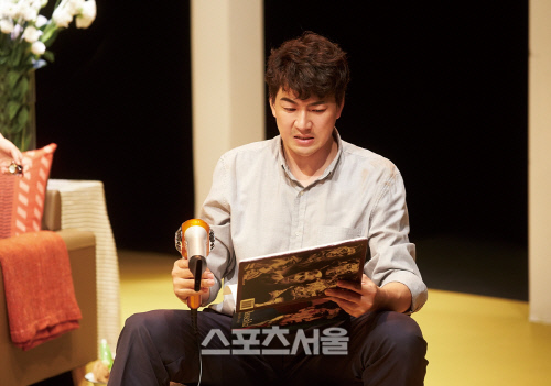 대학살의신_송일국_미셸[제공-신시컴퍼니] (2)