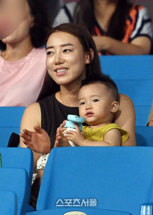 [SS포토]이대호의 홈런에 박수 보내는 아내 신혜정씨