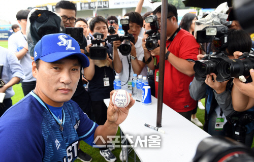 [SS포토]이승엽, 사인볼에 새긴 \'마지막 올스타전에서\'