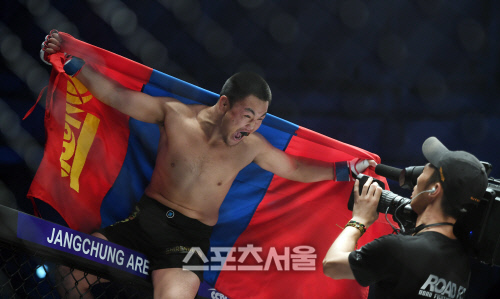 [로드FC 100만불 토너먼트]몽골의 사나이 아마르투브신, "한방에 보냈어~"