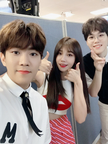 마인드유, 4년만 첫 음악프로서 에이핑크 정은지와 훈훈 인증샷