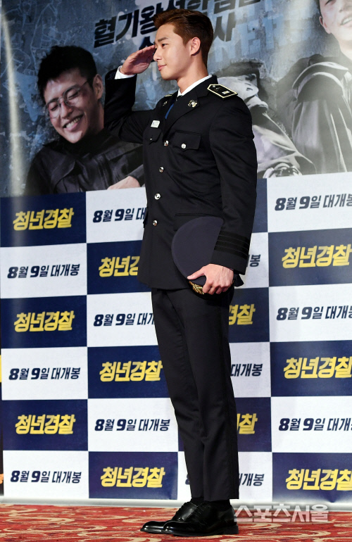 [SS포토] \'청년 경찰\' 박서준, 남자는 역시...제복!