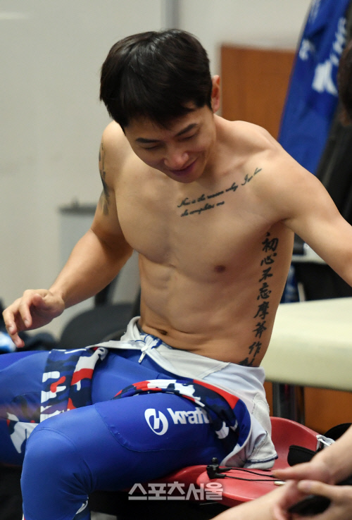 [SS포토]안현수의 몸에 드러난 문신들