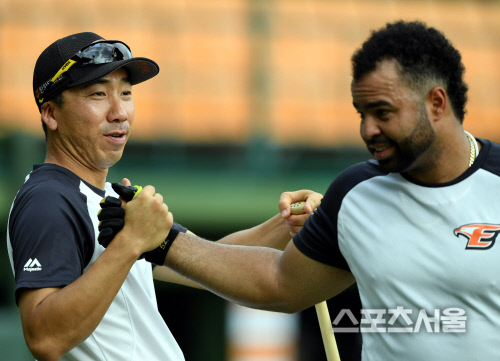 [SS포토] 한화 고동진 코치, 로사리오...\'동진 매직\' 좀 전해줄께~!