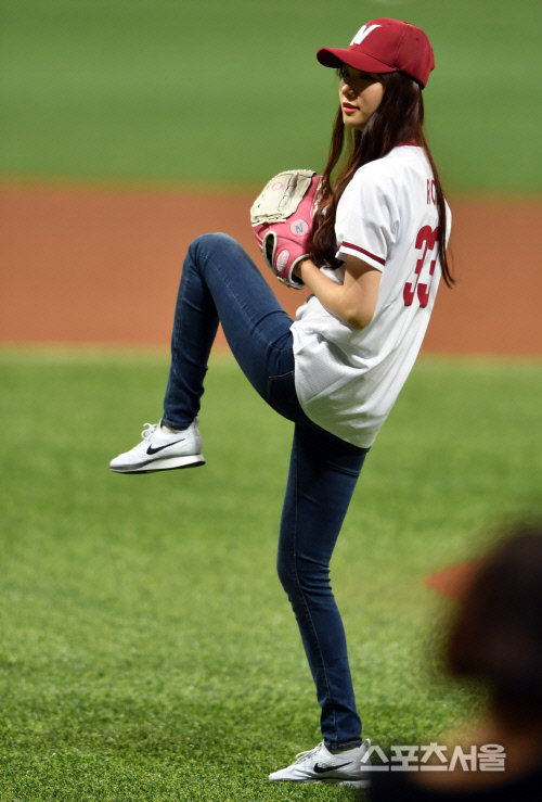 시구하는 프리스틴 로아, 학다리 포즈로[SS포토]