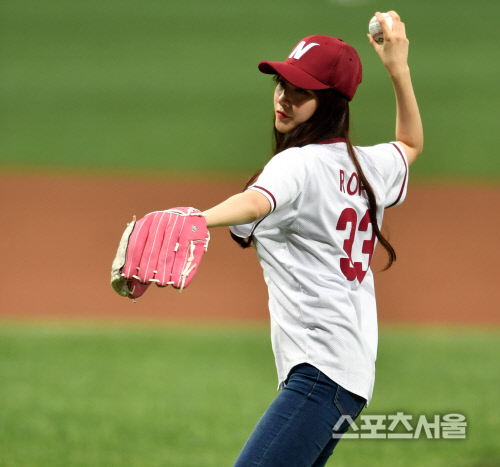 시구하는 프리스틴 로아, 집중하는 순간[SS포토]