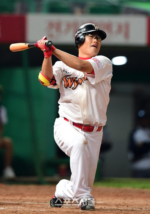 [SS포토] 투수 전유수 \'헛스윙\'
