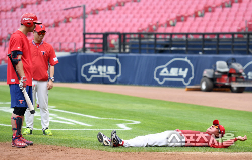 [SS포토] 김기태 감독, 눕기태 재연(?)