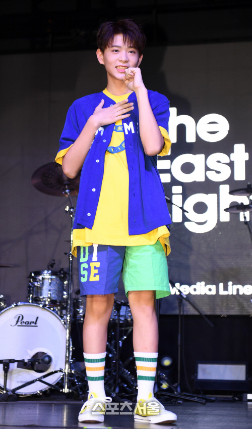 [SS포토]노래 부르는 포즈 취하는 \'더 이스트라이트\' 정사강