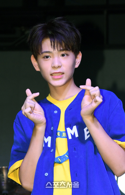 [SS포토]\'더 이스트라이트\'의 미소년 보컬 정사강