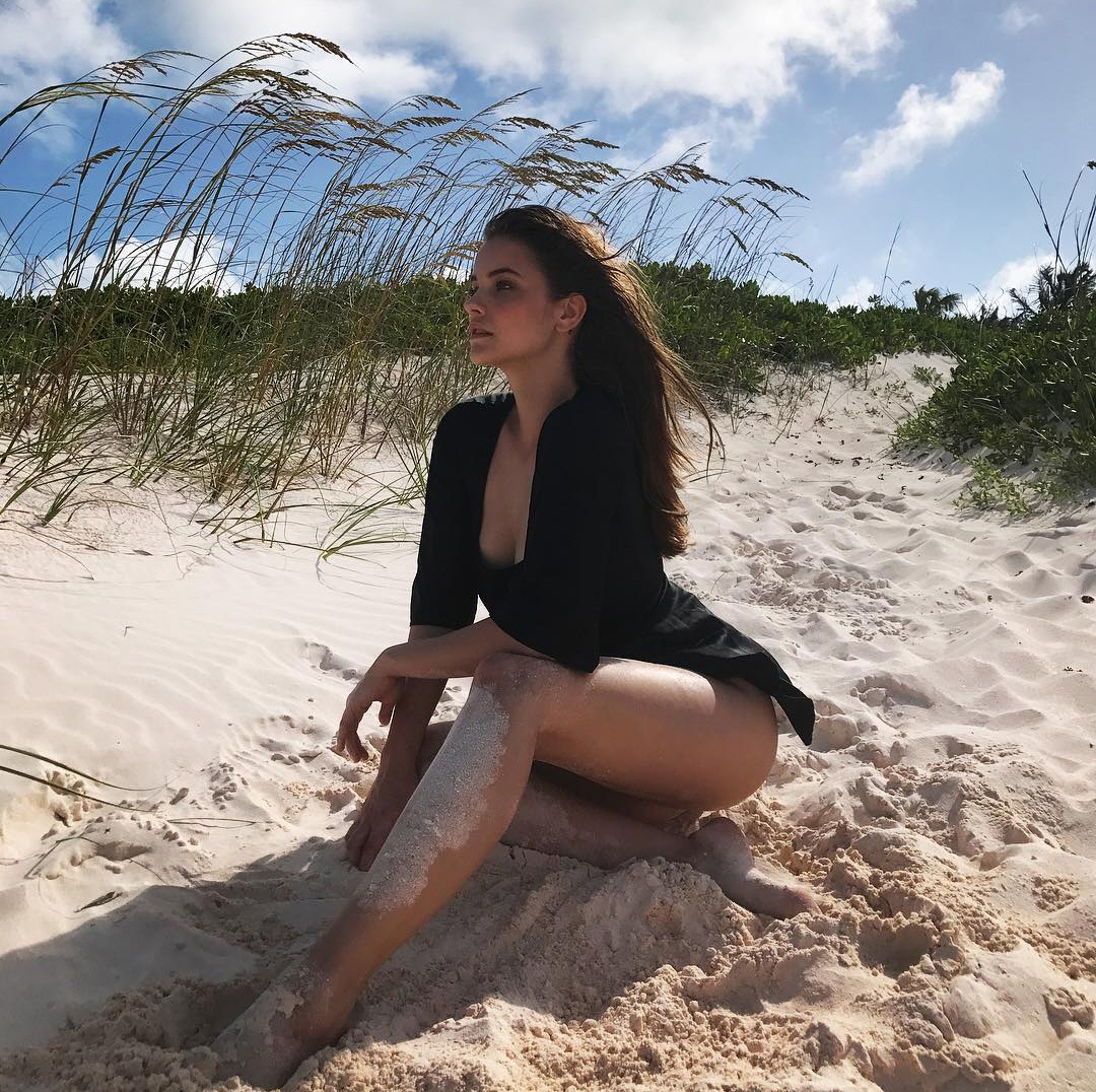 [GirlPic] 바바라 팔빈, 모래사장에서 드러낸 '섹시한 각선미'