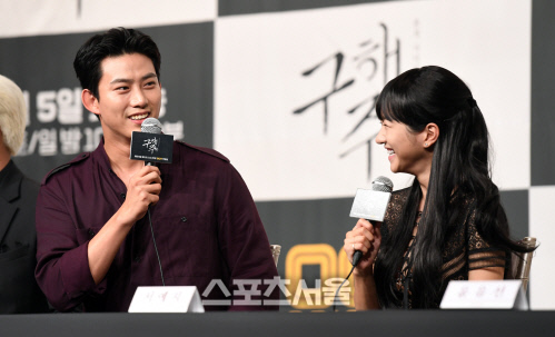 [SS포토]'구해줘'에서 호흡 맞추는 옥택연과 서예지