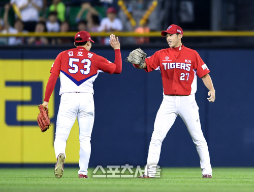 [SS포토]김호령의 호수비에 하이파이브 나누는 이명기
