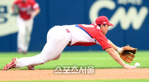 [SS포토]다이빙 캐치 시도하는 안치홍, 한 뼘 모자라네!