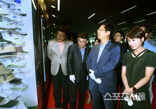 [SS포토] 골프스타 김미현, 내 모자가 여기 있었네요~