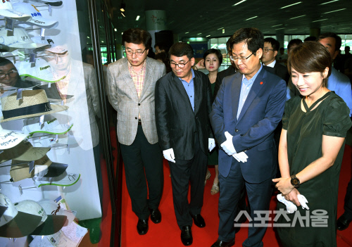 [SS포토] '슈퍼 땅콩' 김미현, 여자 골프 스타들의 모자들이 한자리에?