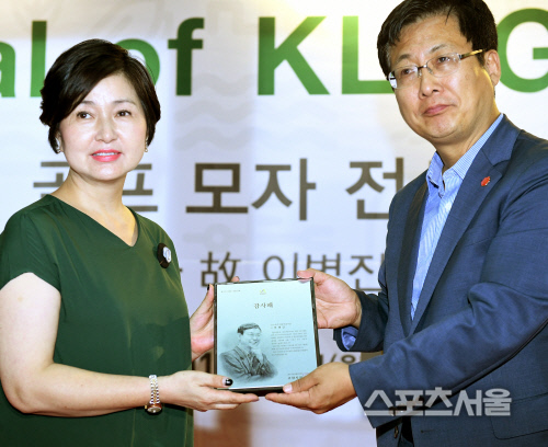 [SS포토] 최성 고양 시장, 여자 골프 스타들의 모자를 모았습니다!