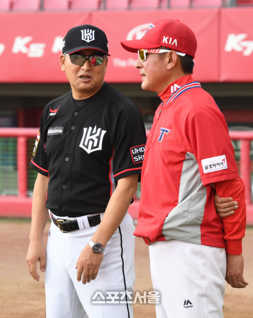 [SS포토]이야기 나누는 김기태 감독과 김진욱 감독