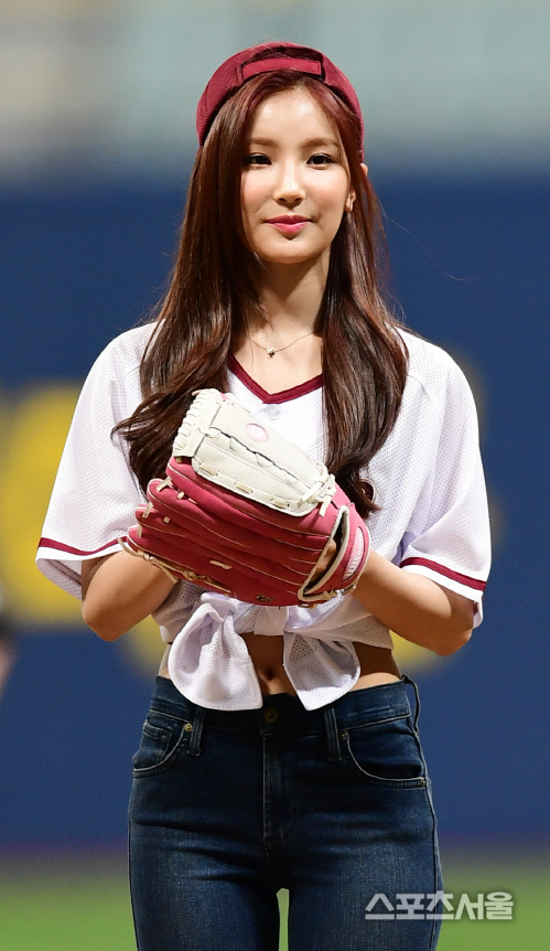 [SS시구] 엘리스 소희, 요염 뚝뚝! 시구하는 글래머 몸매 눈길!