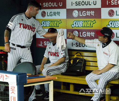[SS포토] LG 허프, 잠실 한화전...몸 다 풀었는데...?