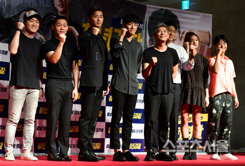 [SS포토] \'청년경찰\' 감독-출연진, \'화이팅!\'