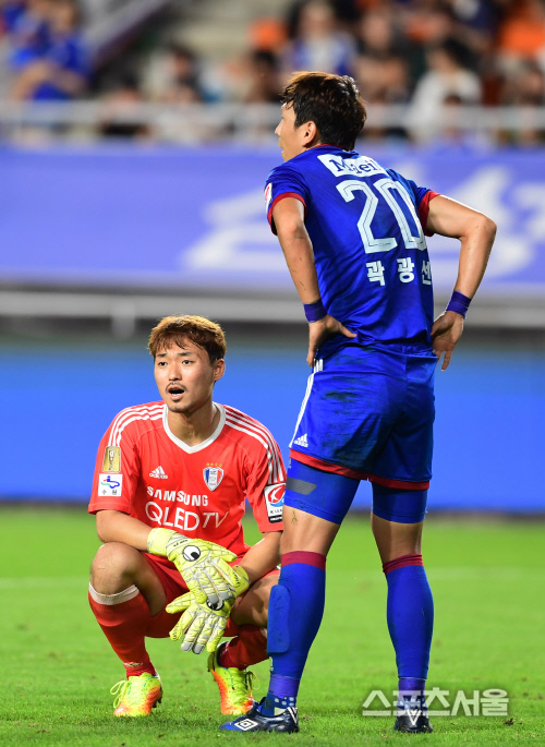 [SS포토] 자책골 곽광선-신화용 \'이건 악몽이야\'