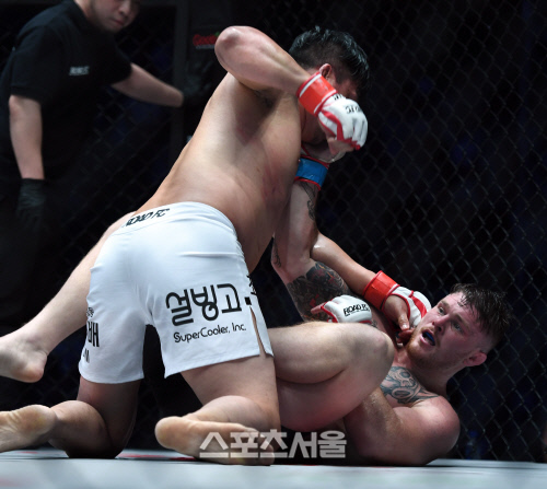 [로드FC]회심의 공격 최무배, "시간이 모자라~"