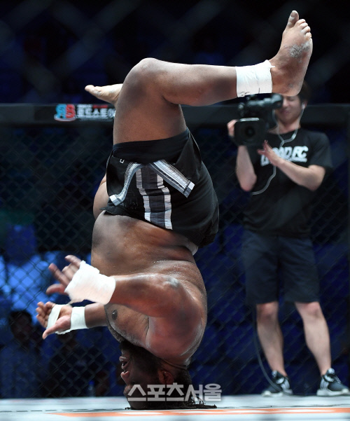 [로드FC]브레이크 댄스하는 크리스 바넷, \'팬서비스가 멋지네~\'