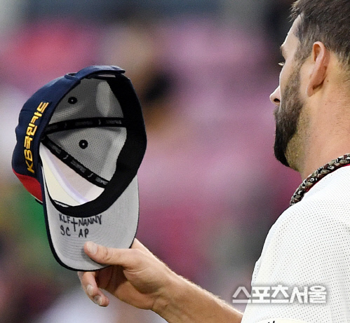 [SS포토] 니퍼트, 모자에 새겨넣은 부성애...