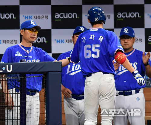 [SS포토] 김한수 감독 \'홈런 시원하네\'