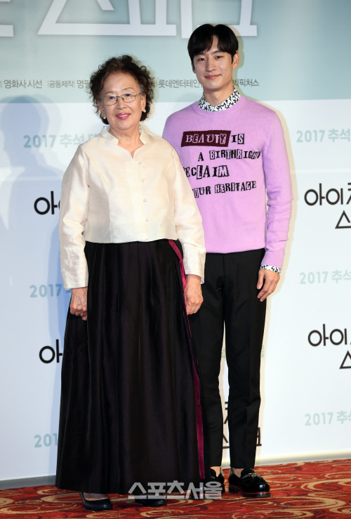 [SS포토]이제훈, '나문희 선배님은 함께 한 중 최고의 여배우'