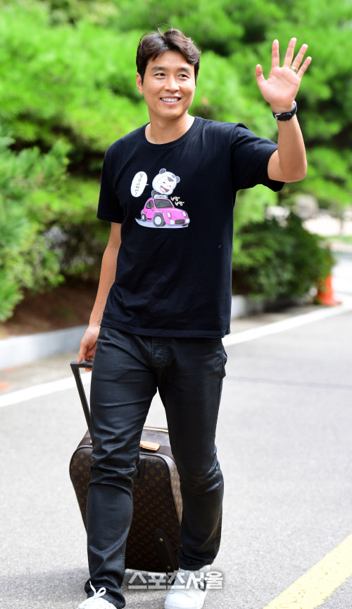 [SS포토] 최고령 대표팀 이동국 \'밝은 표정으로 소집\'