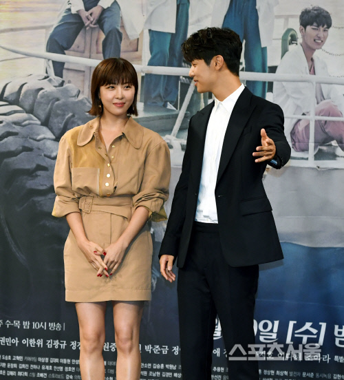 [SS포토] '병원선' 강민혁, 하지원을 리드하는 매너손~!