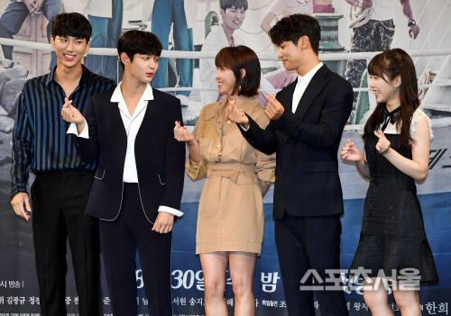 [SS포토] '병원선' 하지원, 후배들과 손가락 하트를 준비하며~