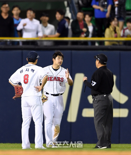 [SS포토]두산 김재환, \'관중들이 계속...\'