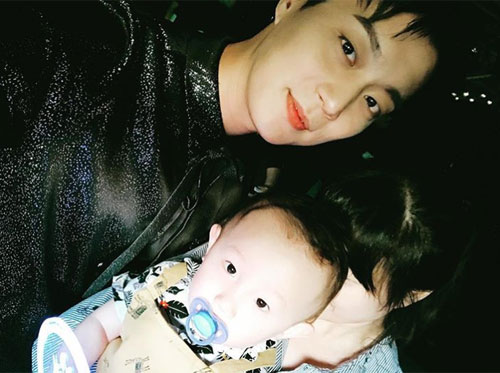 "삼촌美 가득" 윤두준, 조카와 함께 콘서트 인증샷 공개