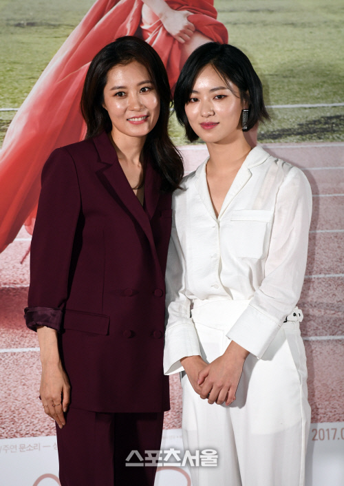 [SS포토]'여배우는 오늘도' 문소리, '배우 전여빈을 소개합니다!'