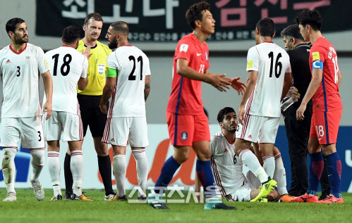 [SS포토] 이란 퇴장 변수, 한국의 수적 우세로 승부수?