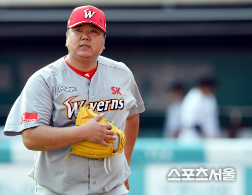 [SS포토]  SK 김주한+채병용, 1이닝 8실점의 허약한 허리...