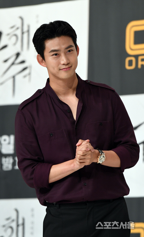[SS포토]\'구해줘\' 제작발표회, 포즈 취하는 옥택연