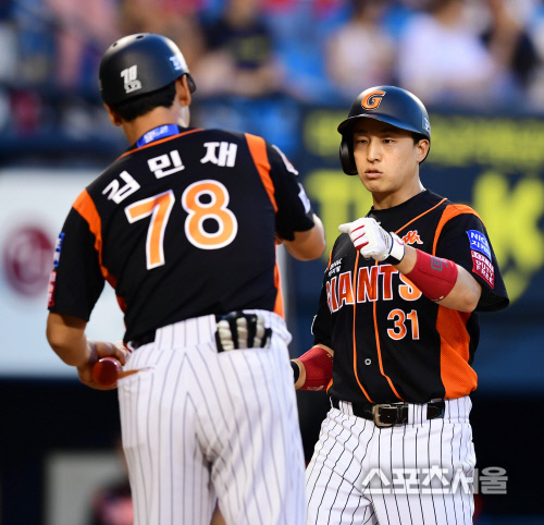 [SS포토] 손아섭, 동점 만드는 솔로포!