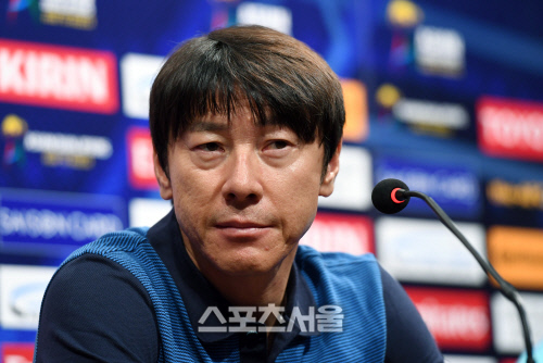 [SS포토]질문에 귀기울이는 신태용 감독